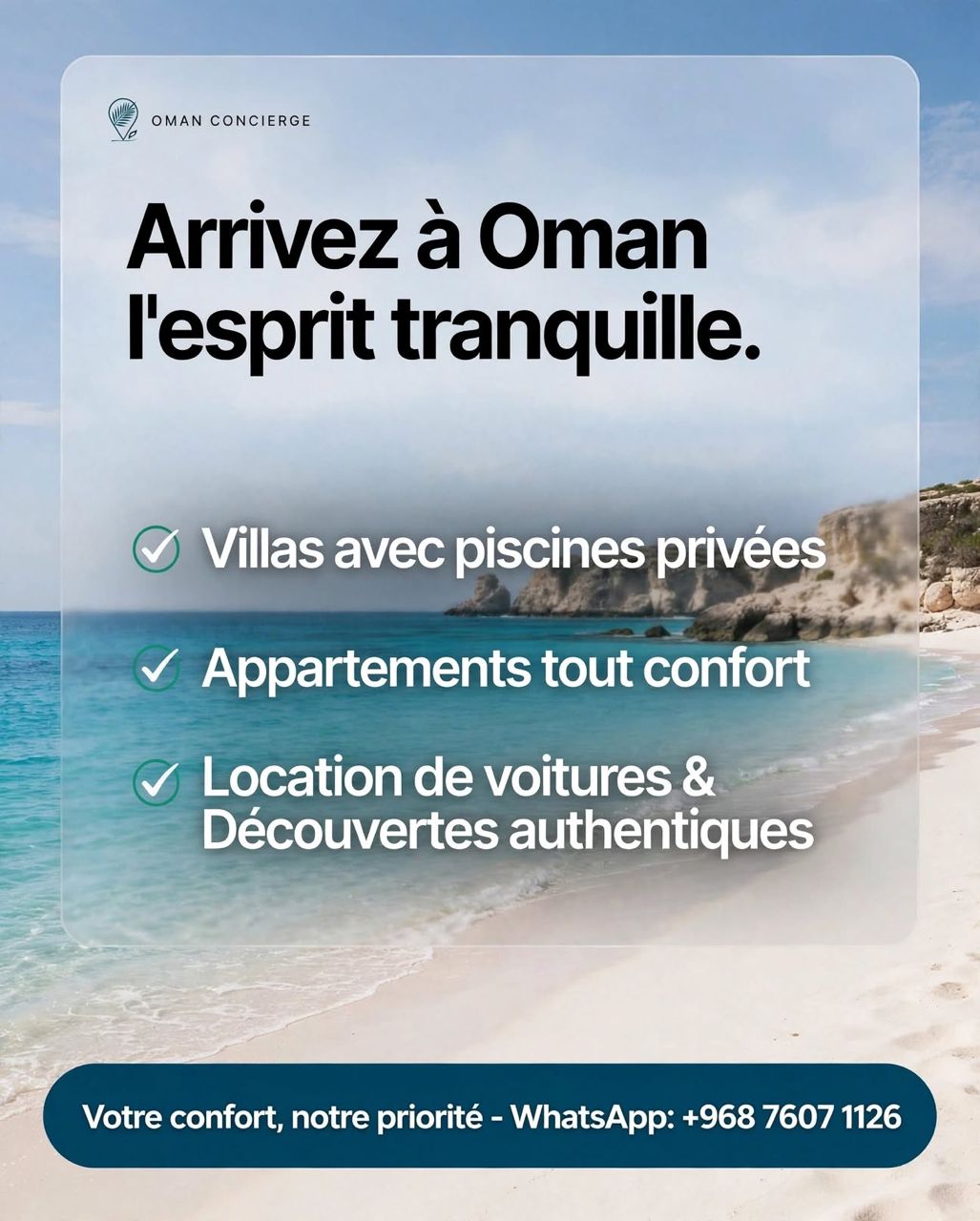 Plage de sable blanc bordée d'un océan turquoise à Oman