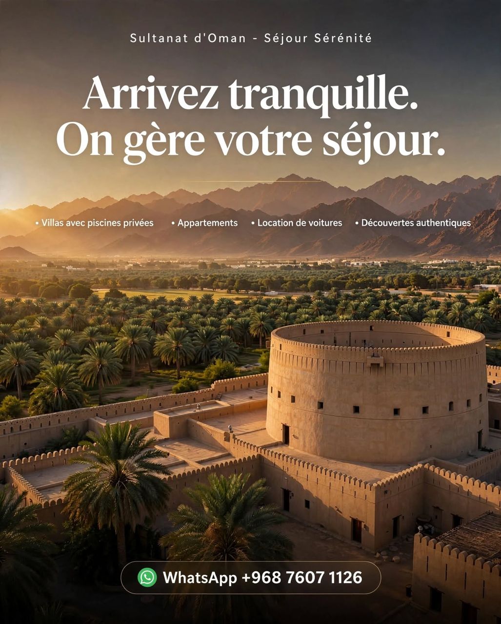 Fort omanais en terre crue surplombant une oasis de palmiers au coucher du soleil