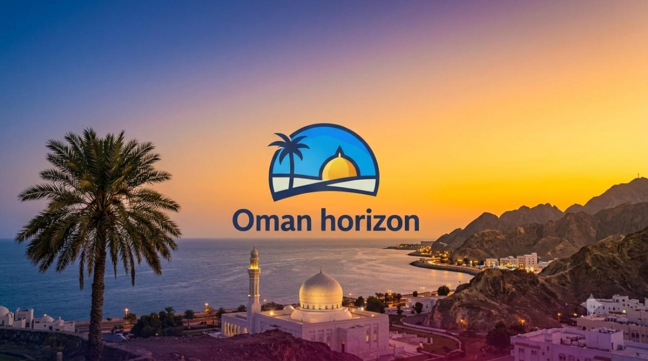 Horizon d'Oman au coucher du soleil : ville côtière, mer et montagnes